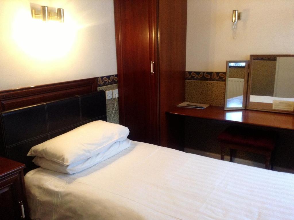 The Star Hotel Southampton Room photo